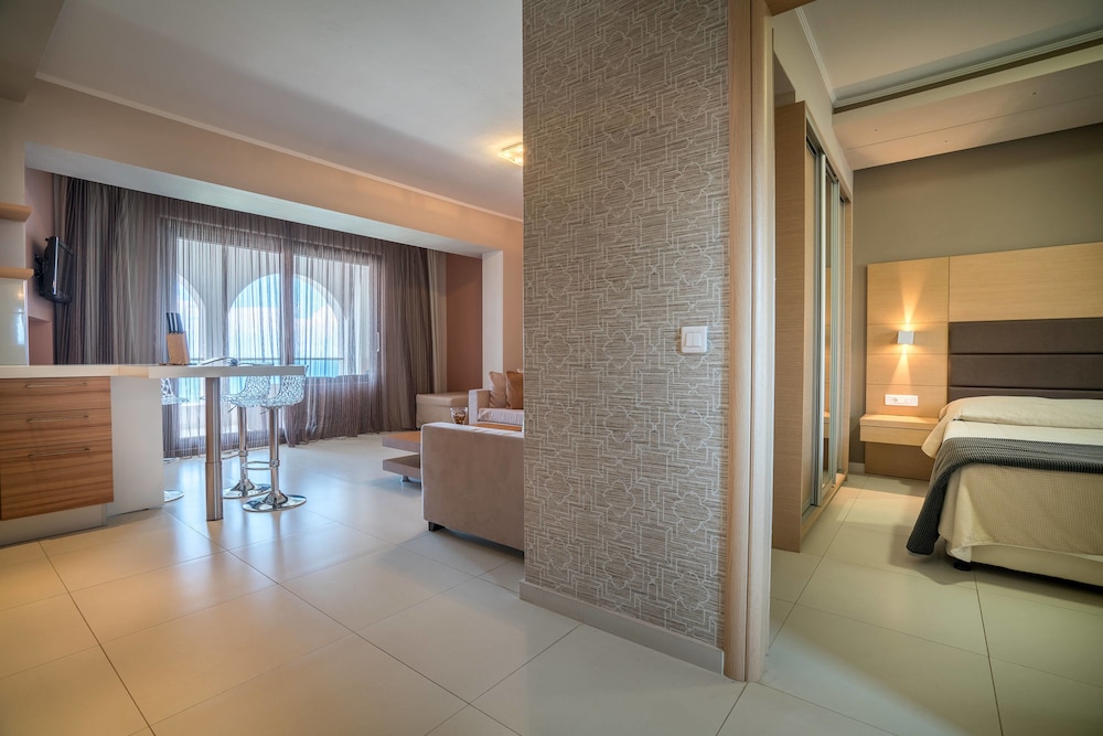 Deluxe Suite, Sea View - Photo 6
