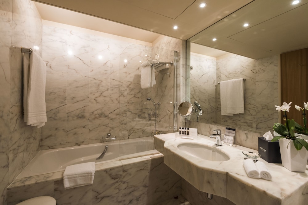 Executive Suite, 1 King Bed, Balcony, Lake View - Photo 5