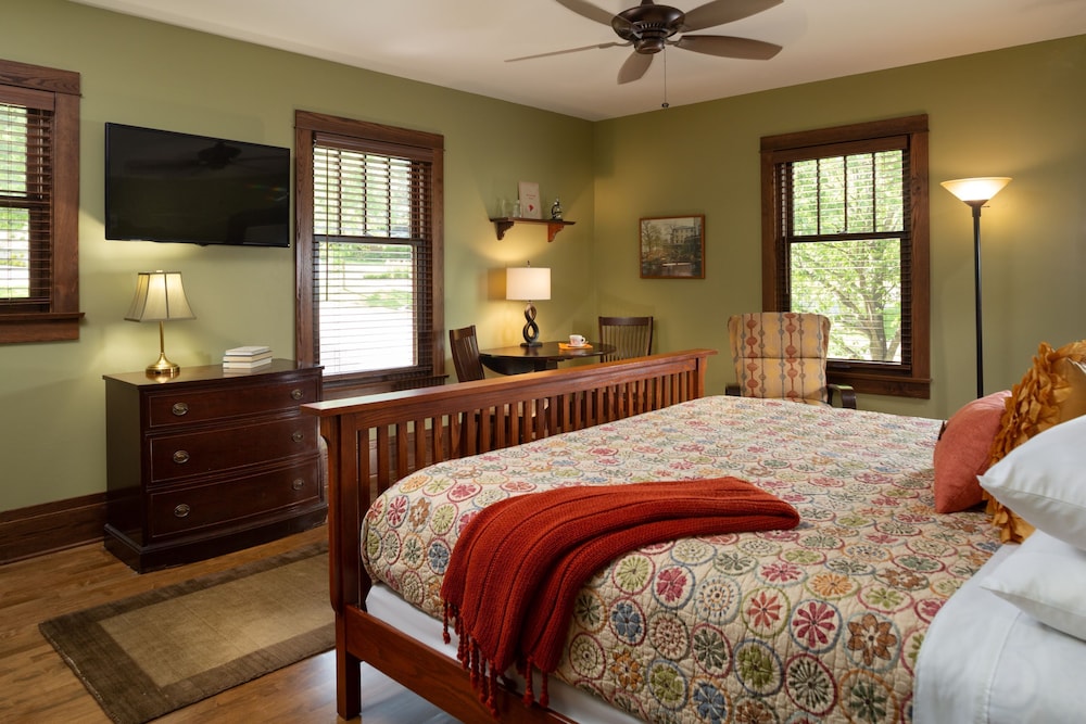 Standard Room, Private Bathroom (THE UNIVERSITY SUITE)