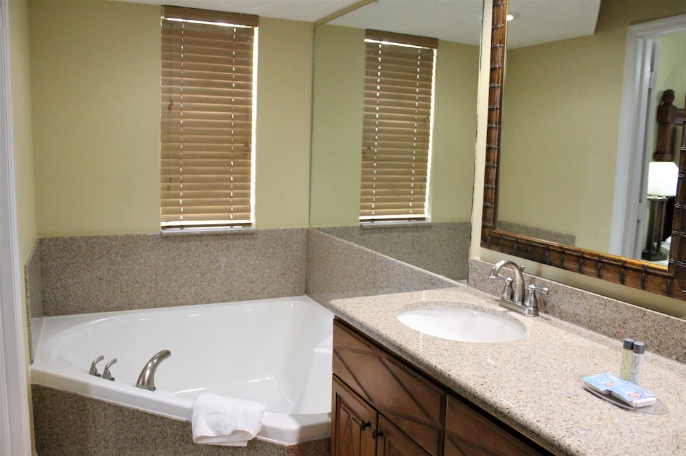 2 Bedroom Suite Accessible with Bathtub thumbnail 6