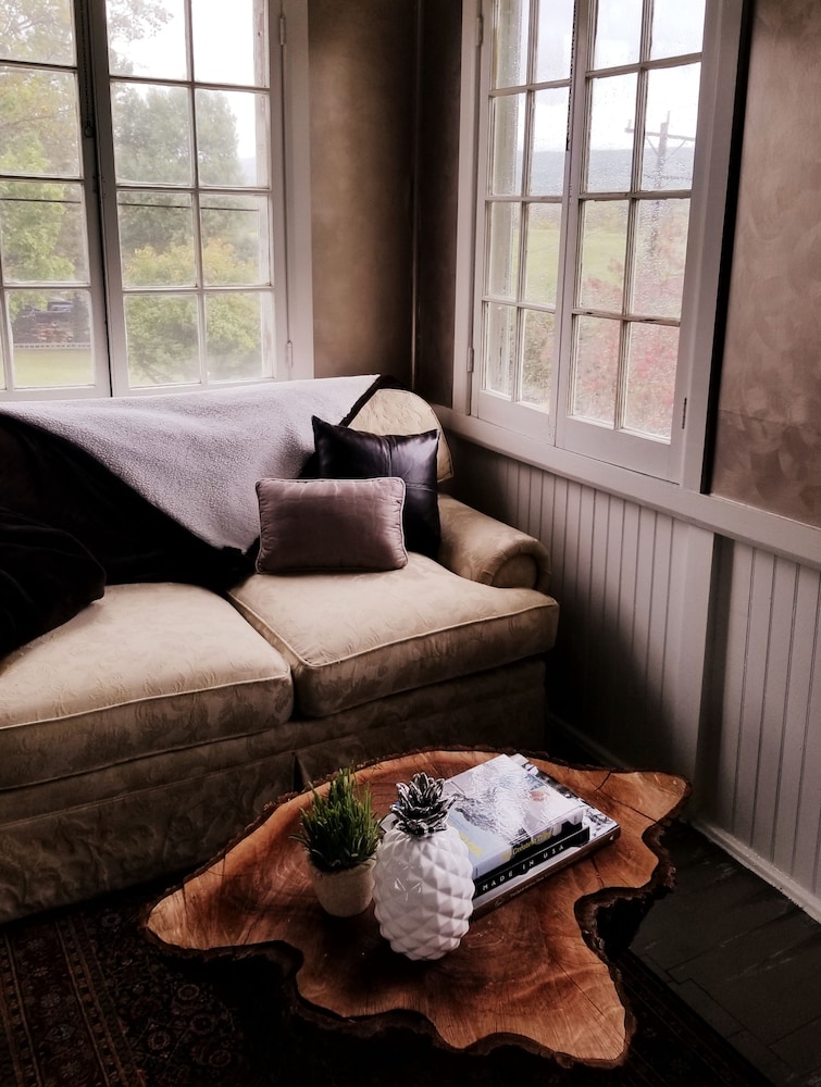 Panoramic Suite, 1 King Bed, Patio, Mountain View photo 2