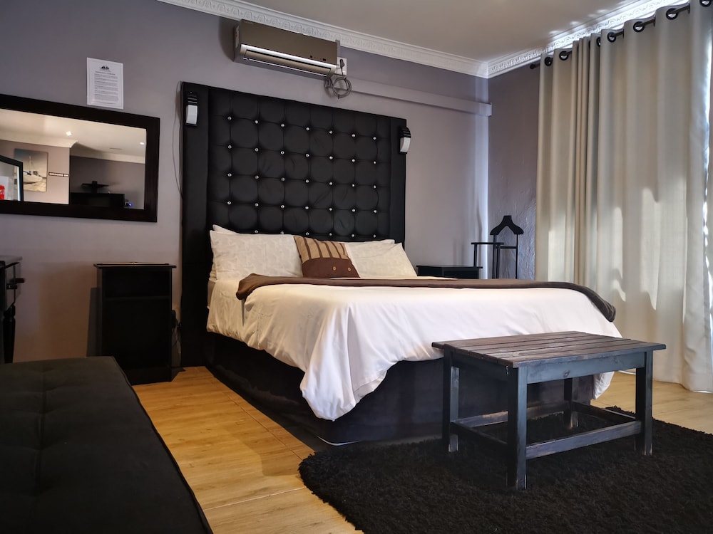 Premium Queen Suite photo 1