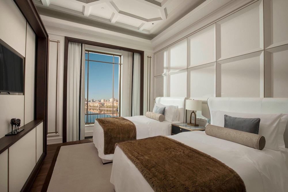 Grand Room, 1 King Bed, Balcony