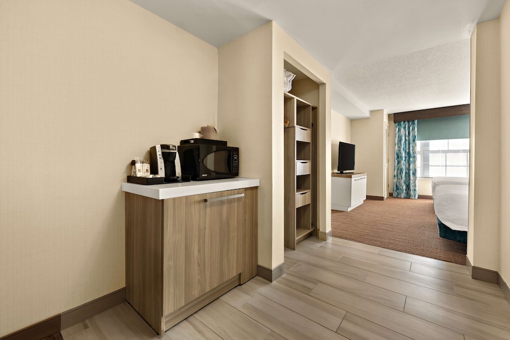 Deluxe Suite, Multiple Beds (2 Queen Beds with Sofa Bed)