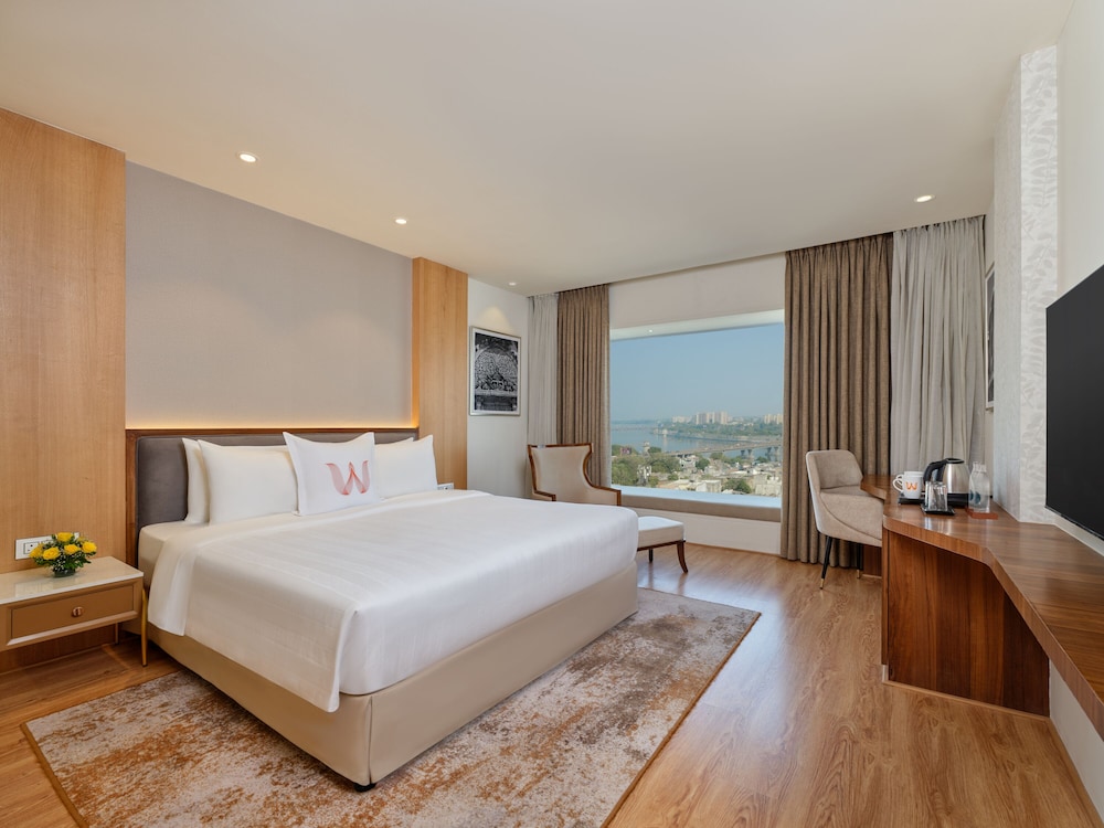 Suite, 1 King Bed photo 3