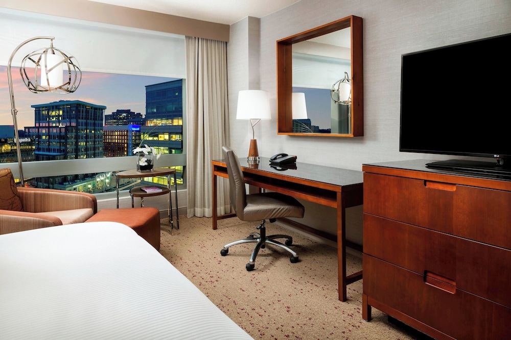 Deluxe Room, 1 King Bed, City View - Photo 1