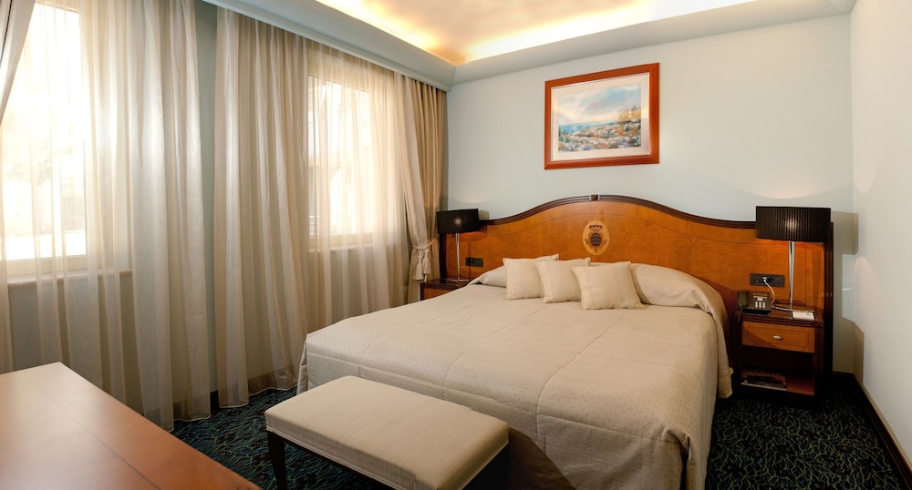 Junior Suite, 1 Bedroom, Balcony, Partial Sea View