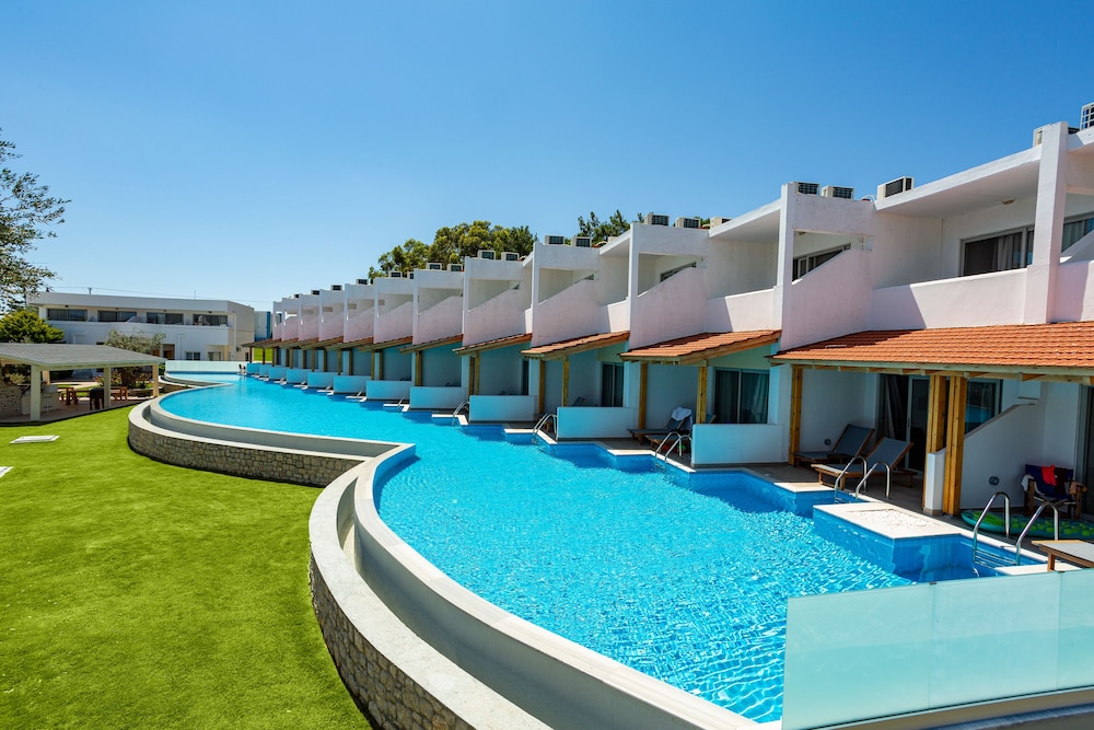 Deluxe Suite (with Sharing Pool) - Photo 2