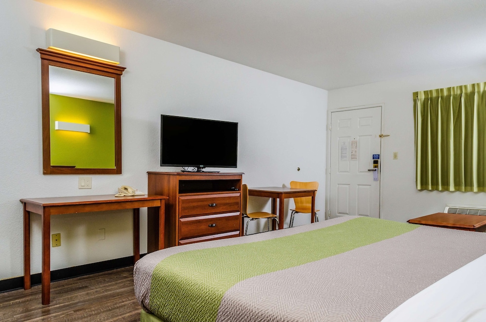 Deluxe Room, 1 King Bed, Smoking, Kitchen