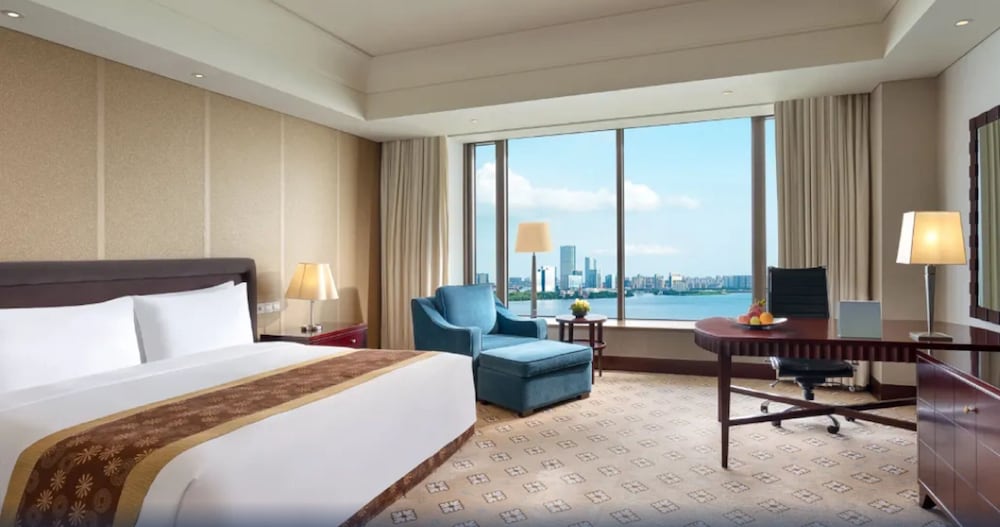 Room, Lake View (Executive Lake View Deluxe King) - Photo 3