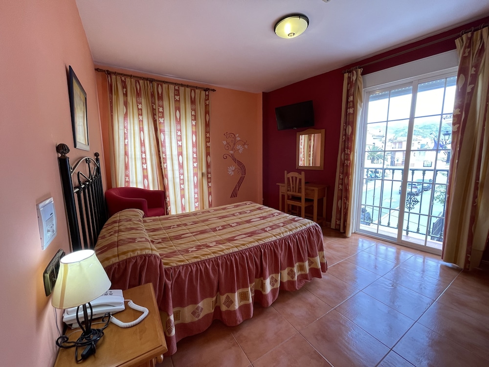 Double or Twin Room - Photo 5