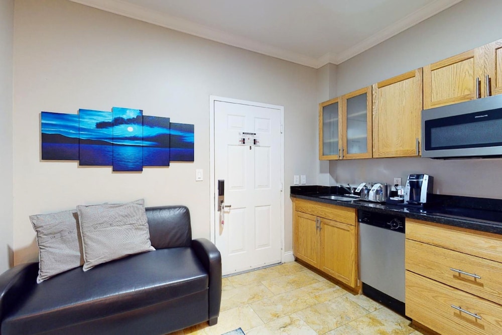 Executive Suite, 1 Bedroom, Kitchen - Photo 9