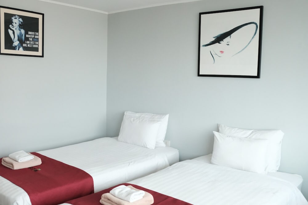 Deluxe Twin Room thumbnail 5
