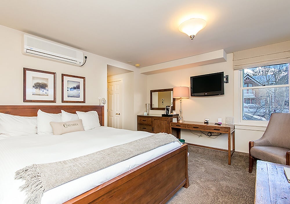 Room (Hotel Columbia 34)