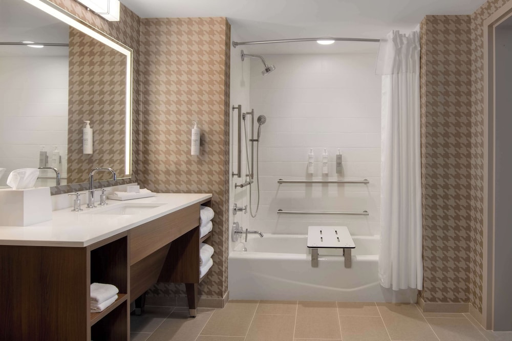 Suite, 1 King Bed, Accessible, Bathtub - Photo 8