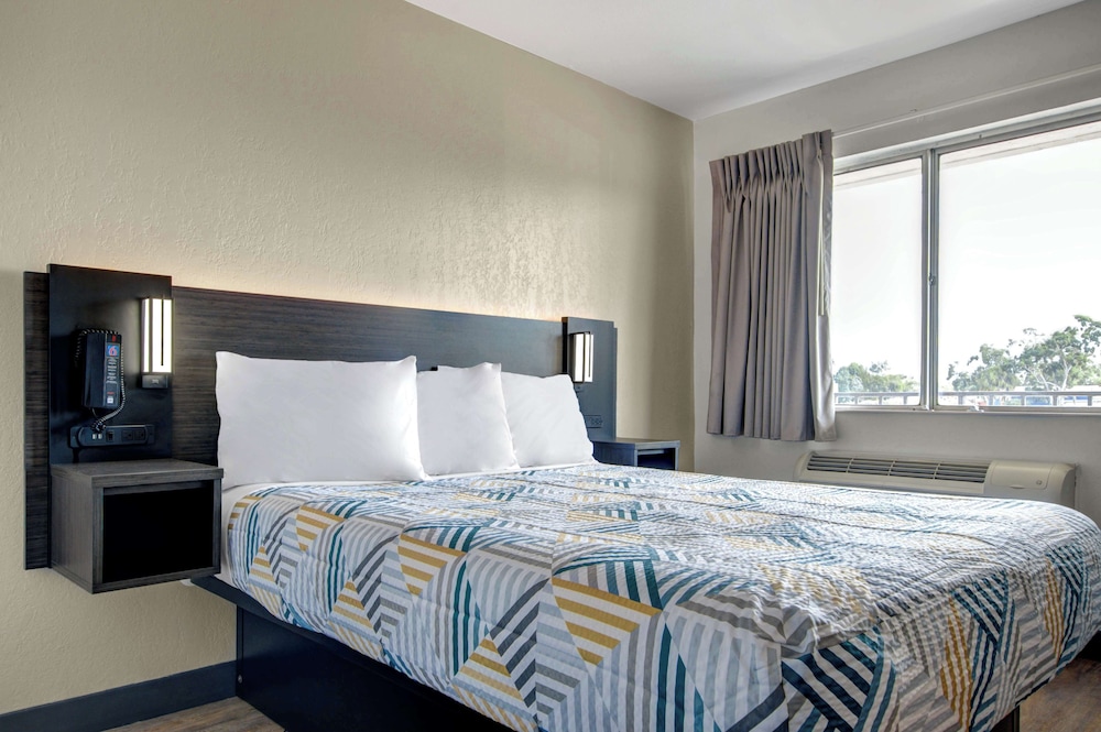 Premium Room, 1 King Bed, Non Smoking, Refrigerator & Microwave - Photo 4