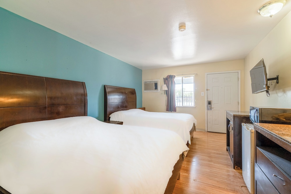 2 Double Beds Non-Smoking photo 3