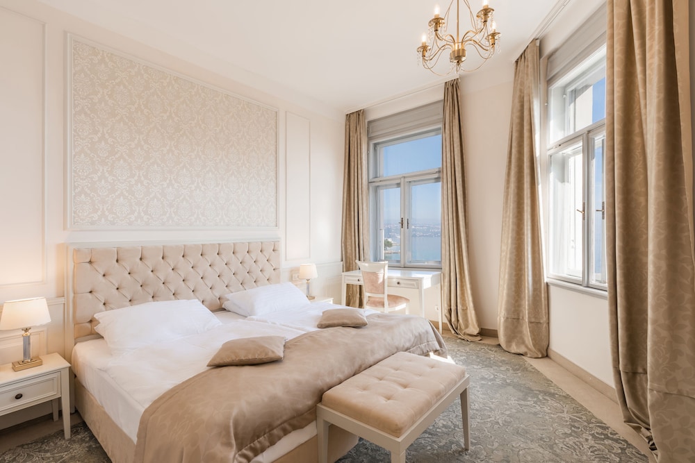 Superior double room with additional bed, balcony