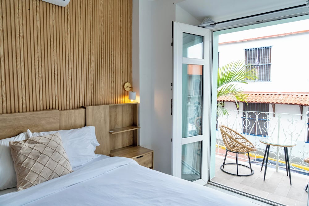 DOBLE ESTANDAR CON BALCON photo 1