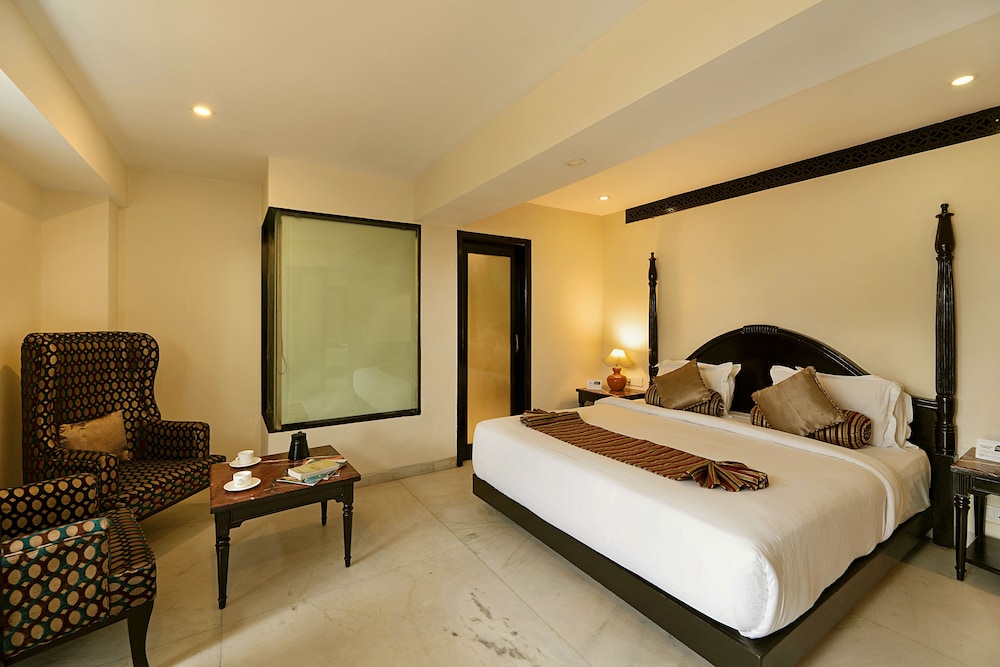 Deluxe Room, 1 King Bed, Bathtub - Photo 1