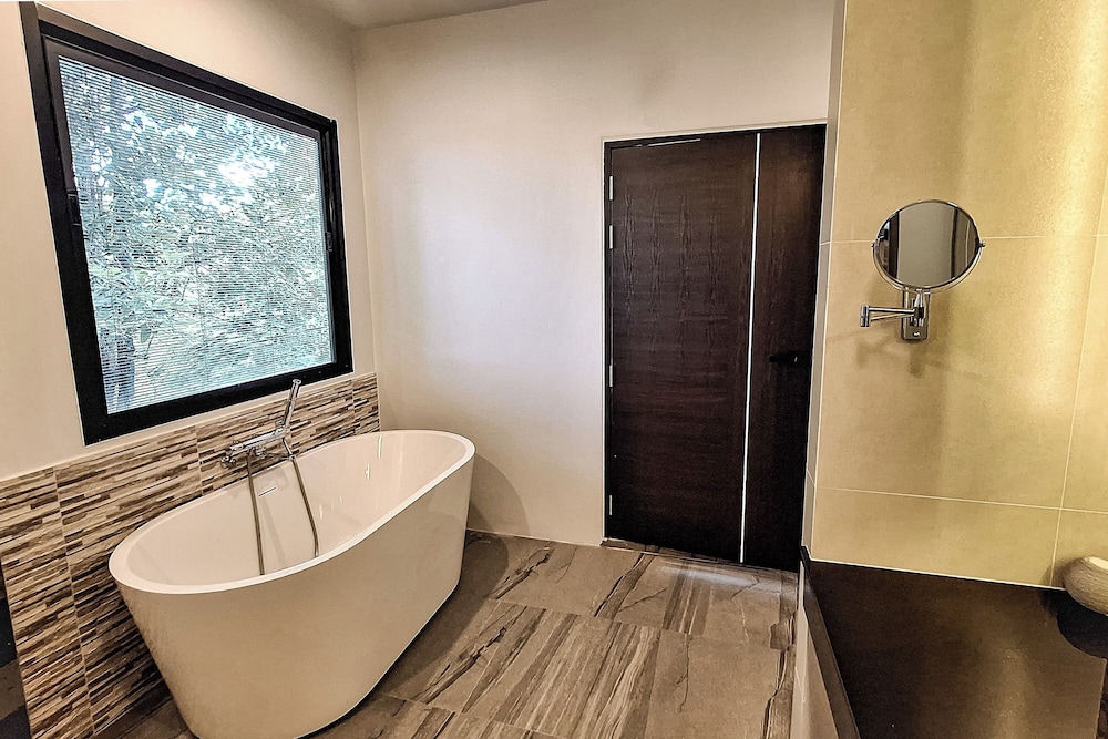 Deluxe Suite - Photo 13