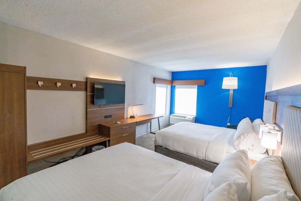 Standard Room, 2 Queen Beds - Photo 4