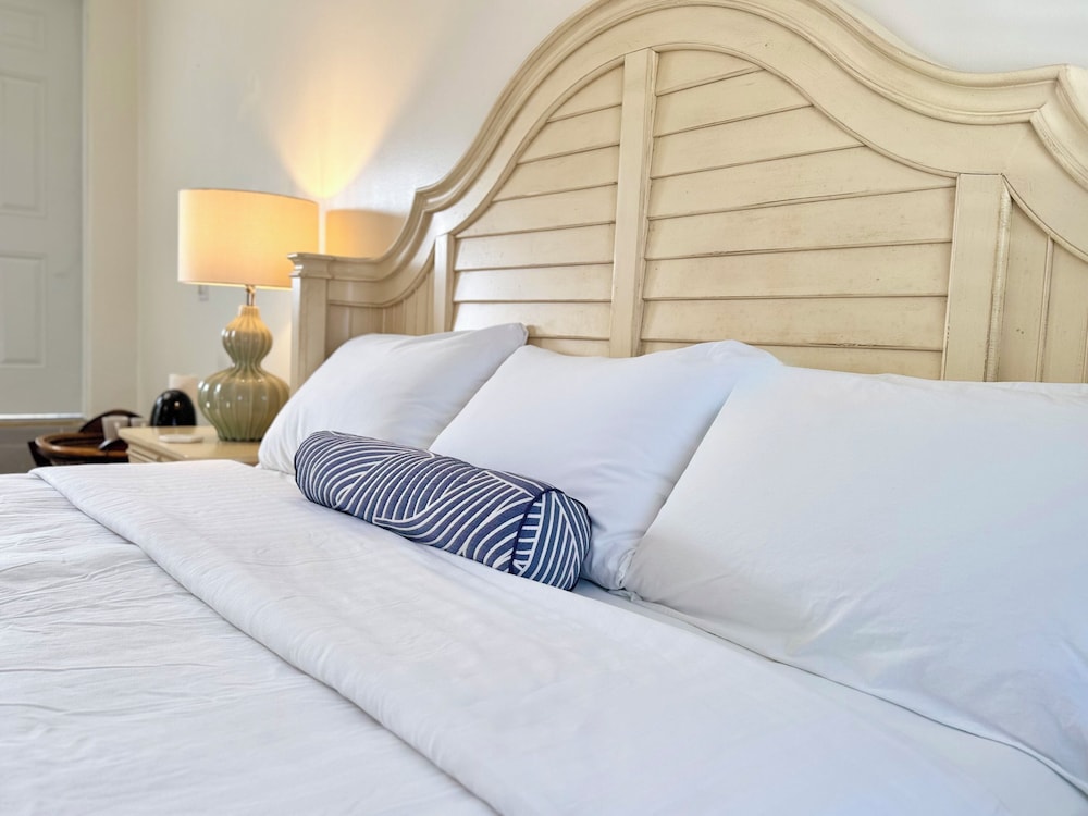 Junior Studio, 1 King Bed, Partial Ocean View