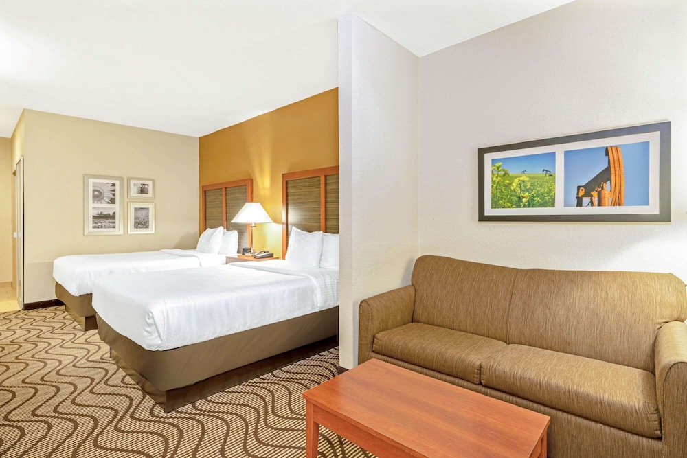 Deluxe Suite, 2 Queen Beds, Non Smoking - Photo 2