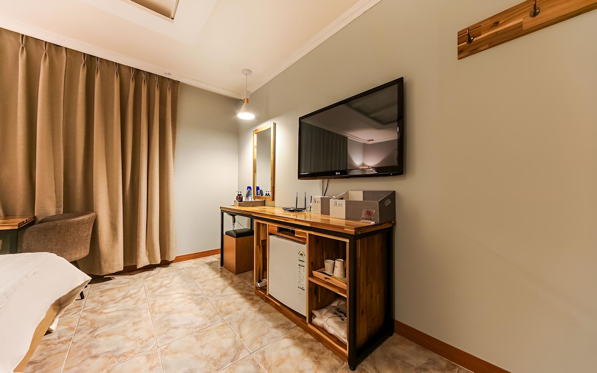 Room (Twin) - Photo 4