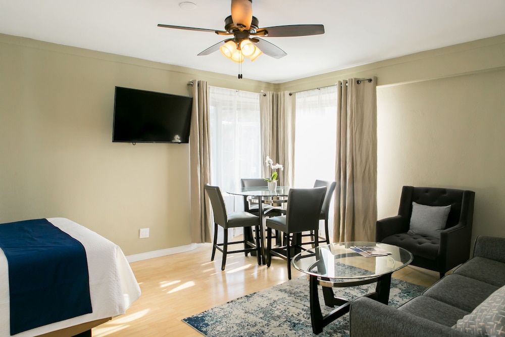 Downtown Jr Queen Suite with City View