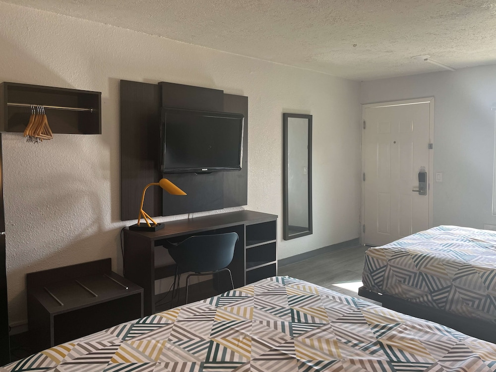 Standard Room, 2 Queen Beds, Non Smoking - Photo 5