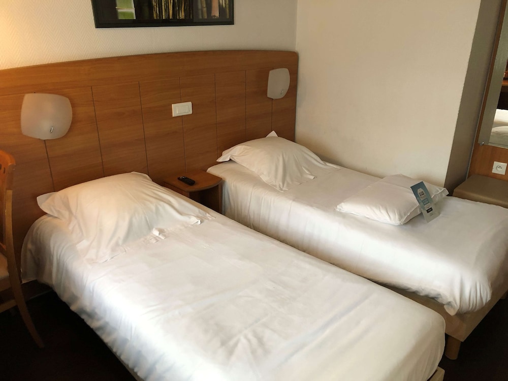 Standard Room, 2 Twin Beds - Photo 4