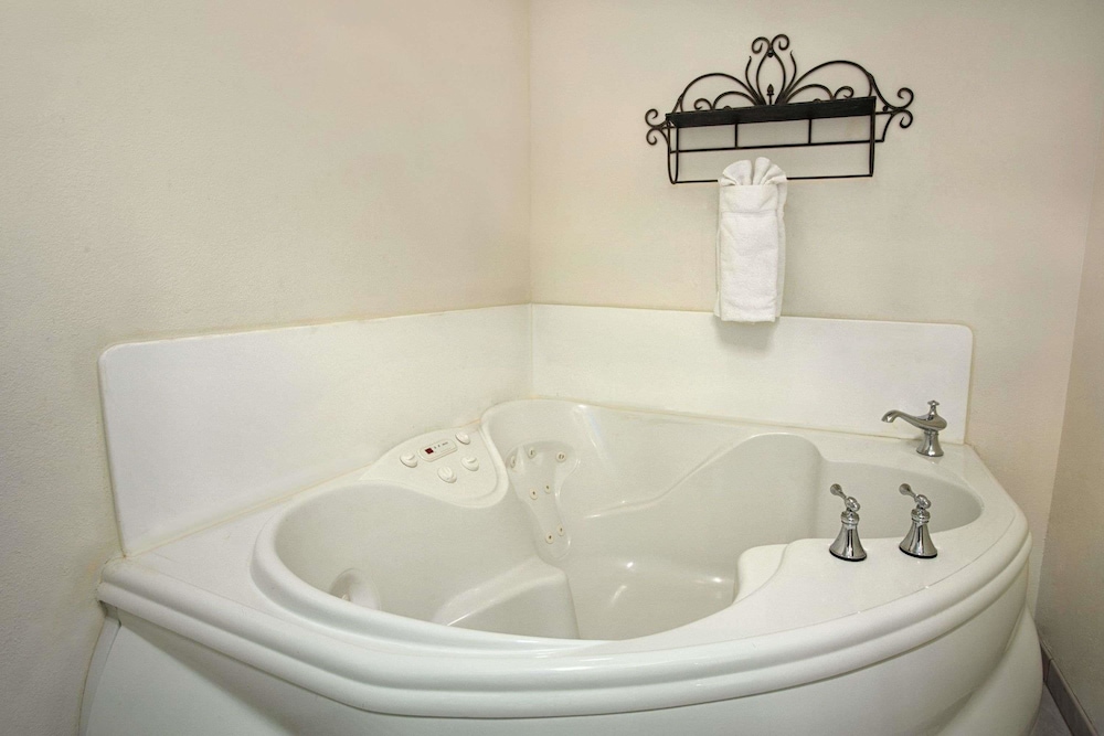 Suite, 1 King Bed, Non Smoking