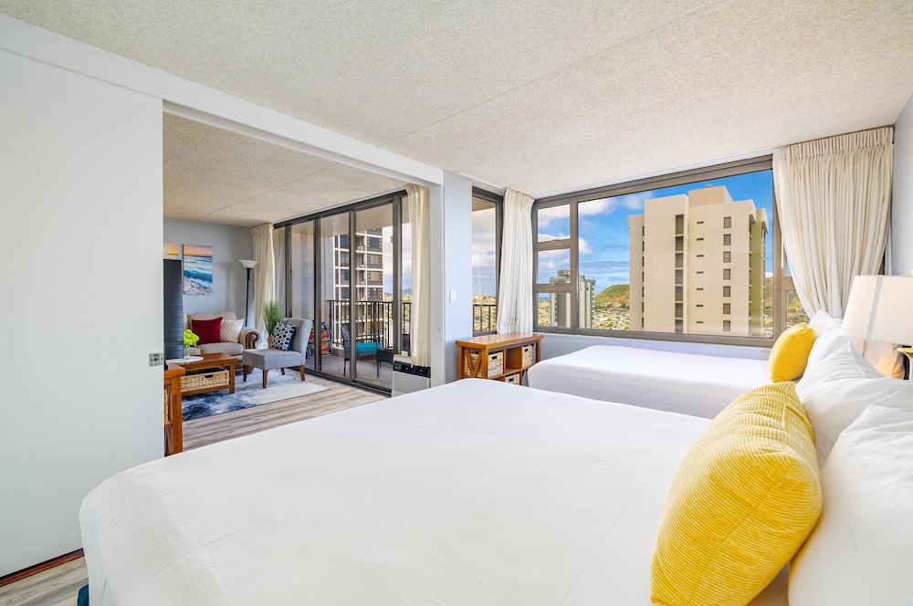Diamond Head and Ocean views with King Bed and Parking: Condo, 1 Bedroom, Balcony, Ocean View (0023) photo
