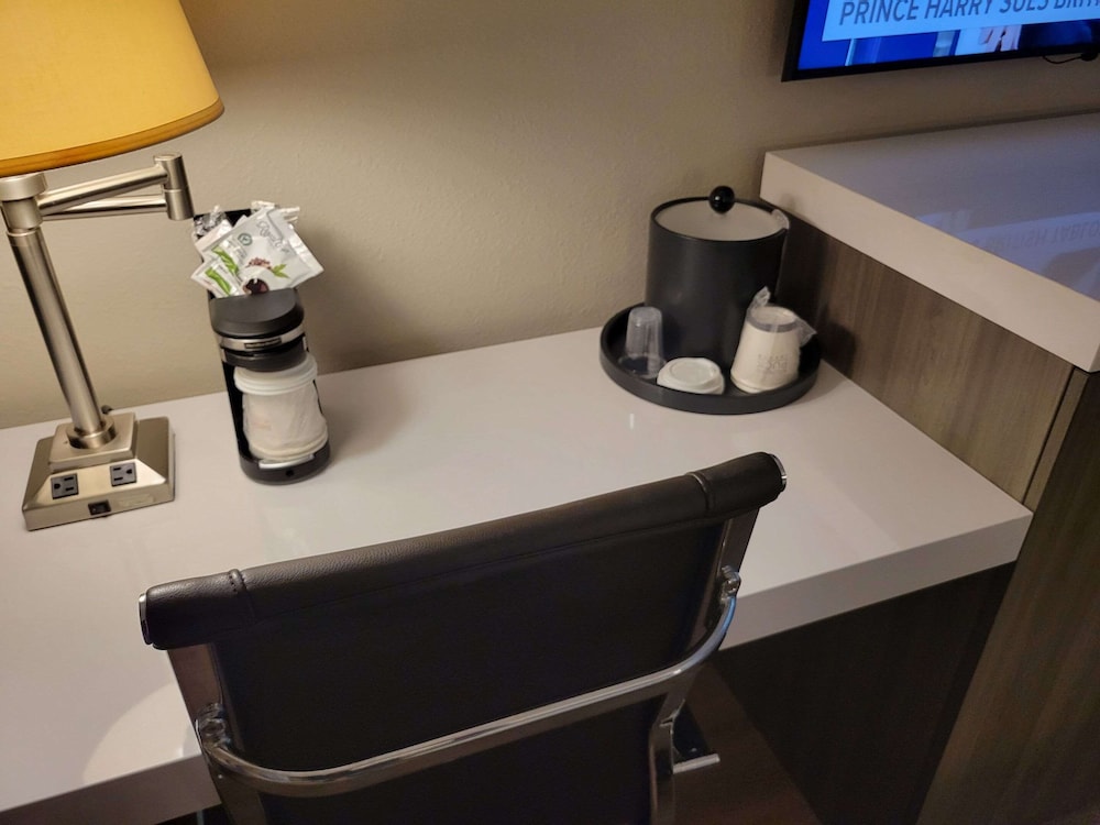 Suite, 1 King Bed, Non Smoking (Upgrade) - Photo 4