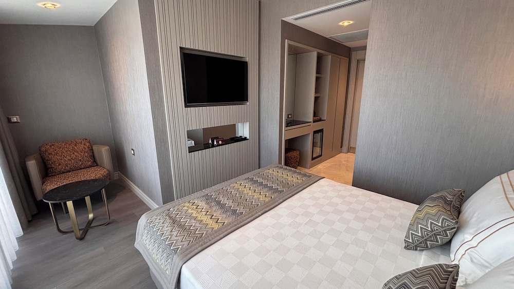 Deluxe Room, Balcony, City View photo 3