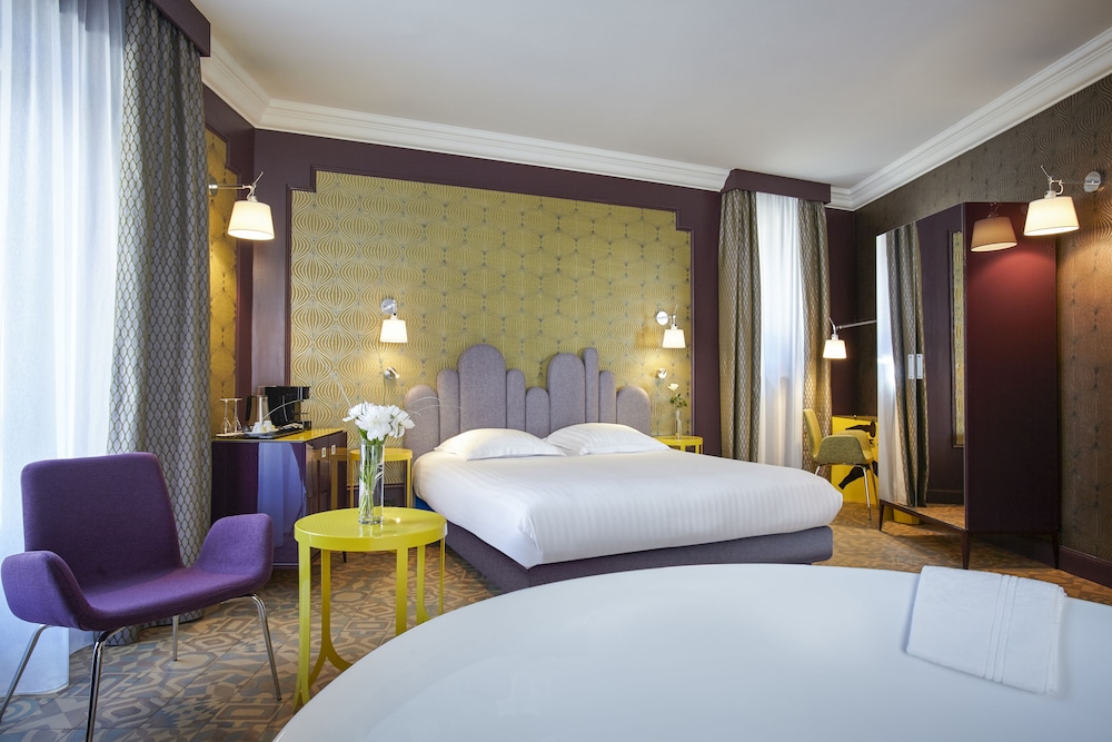 Deluxe room, Place de la Comedie view