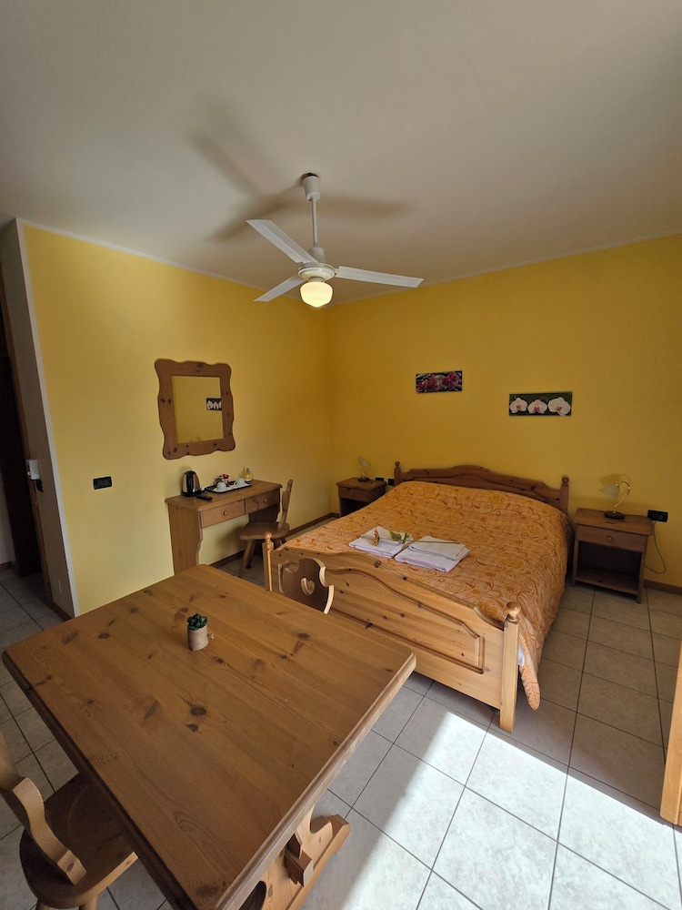 Deluxe Studio, 2 Twin Beds, Smoking, City View photo 2