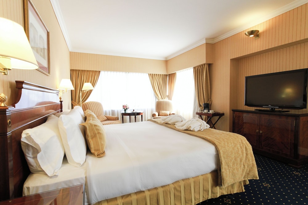 Executive Suite, Corner