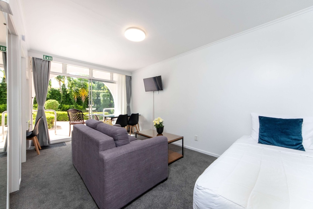 Deluxe Suite, 1 Bedroom, Kitchenette, Garden View (Unit 2)