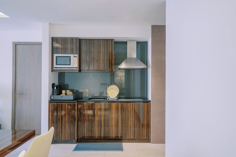 Royal Suite w/Kitchenette, 15% off on F&B, shuttle to Deira City Center AlGhurair Mall& La Mer Beach photo 3