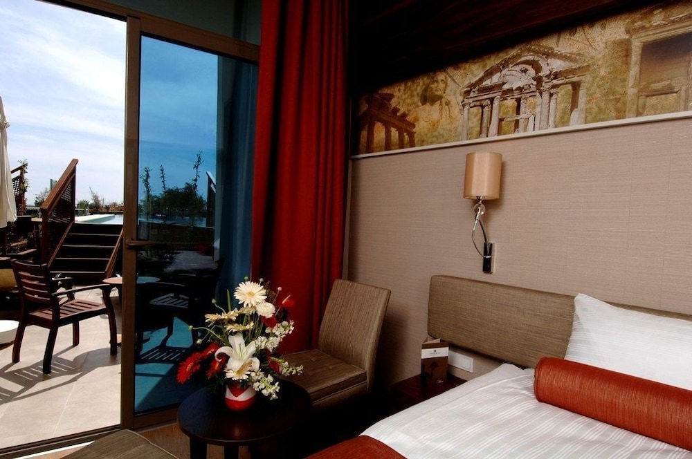 Elite Room, Pool Access