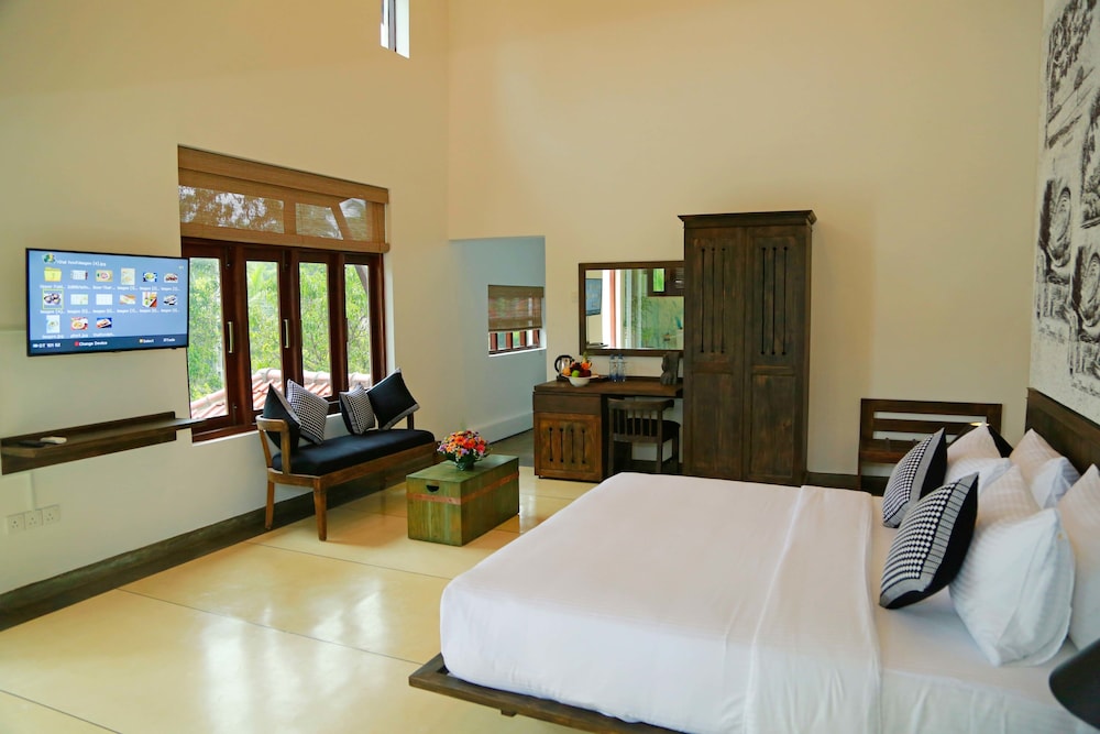 Signature Room, Jetted Tub, Pool View photo 3