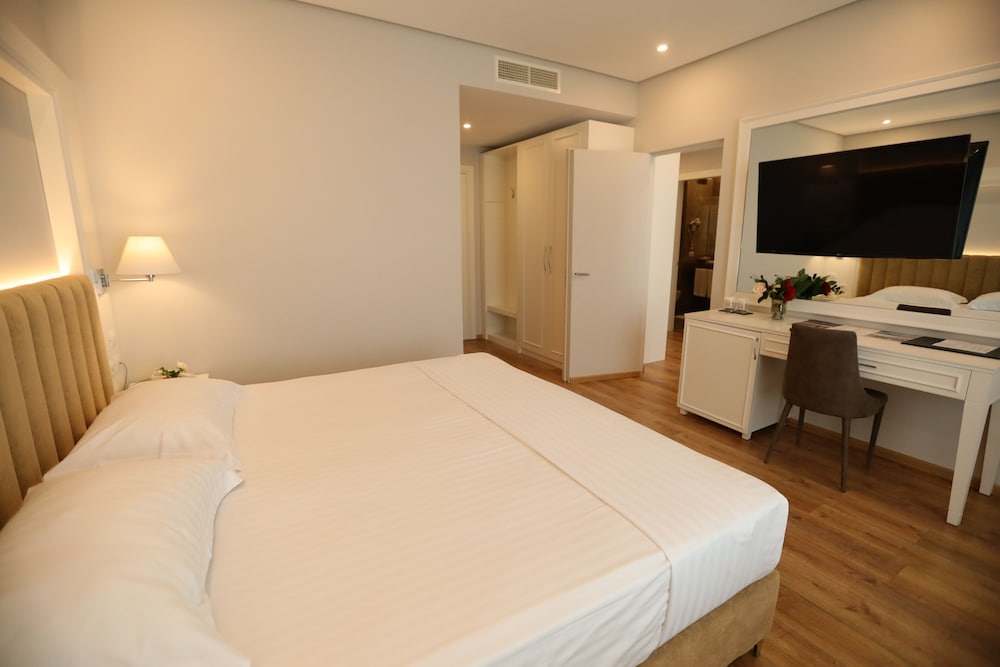 Family Room (Land View)