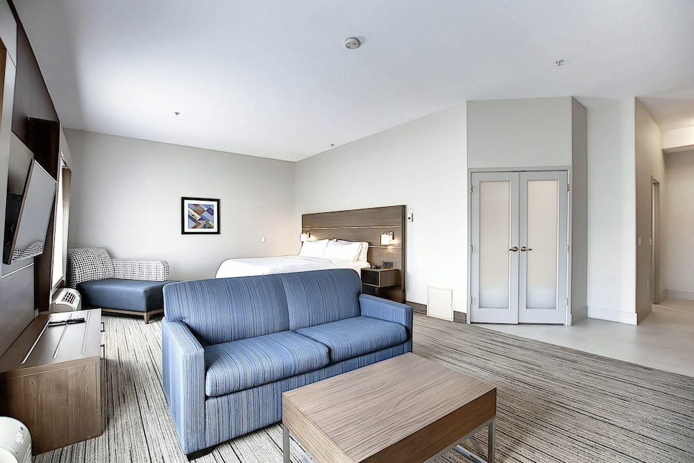 Suite, 1 King Bed, Jetted Tub - Photo 2