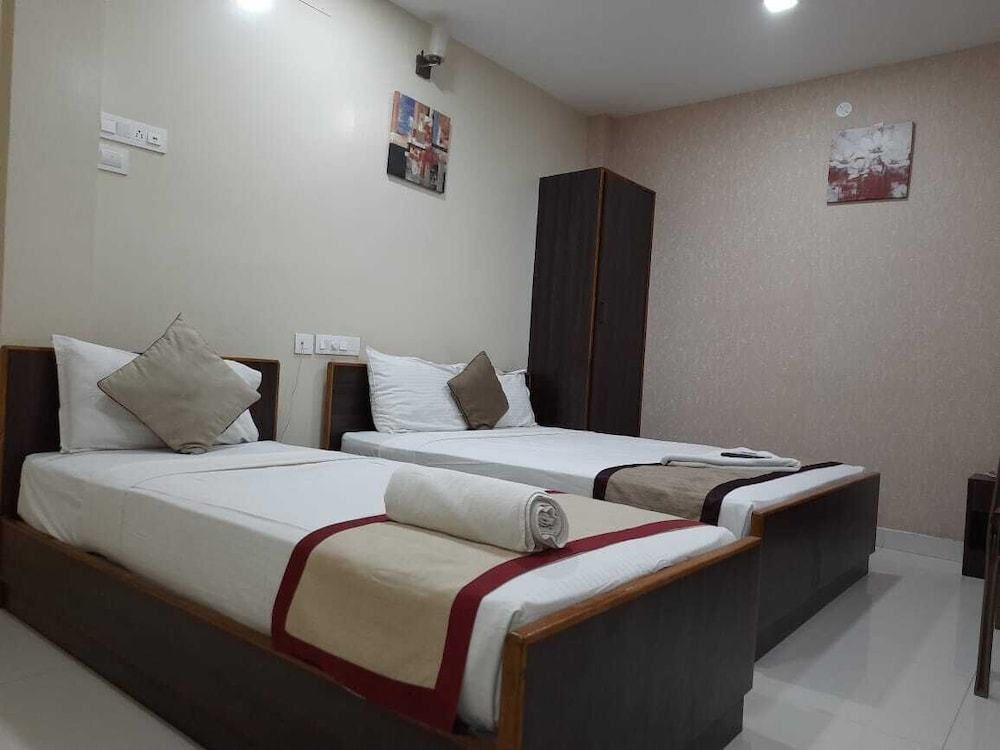 DELUXE TRIPLE A/C ROOM