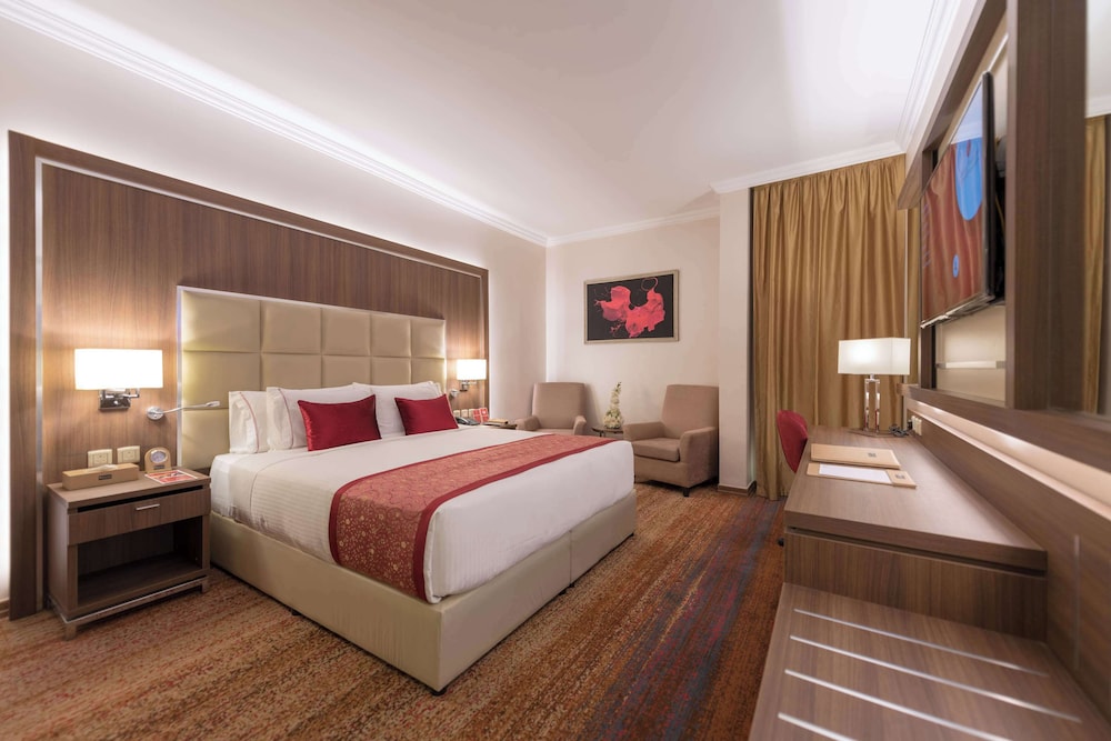 Executive Suite, 1 King Bed, Smoking