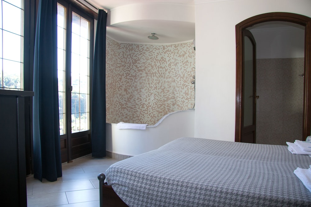 Suite, Jetted Tub