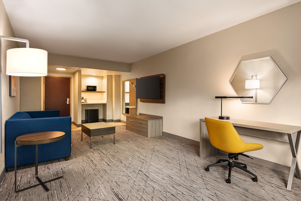 Suite, 1 King Bed - Photo 2