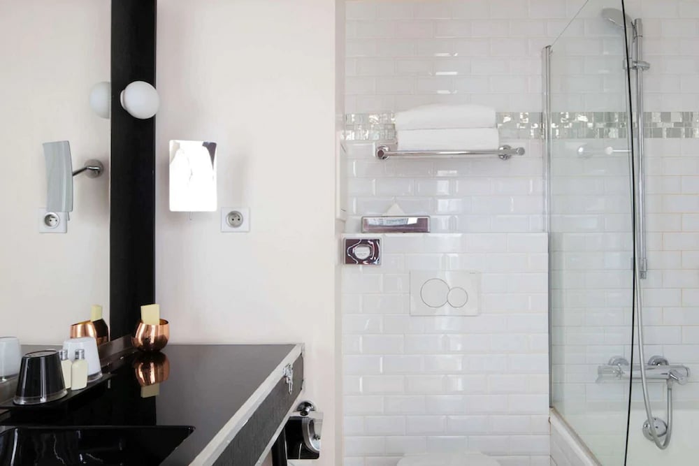 Superior Double room - Complimentary soft minibar, Chromecast - Snacks, digital press, fitness photo 2